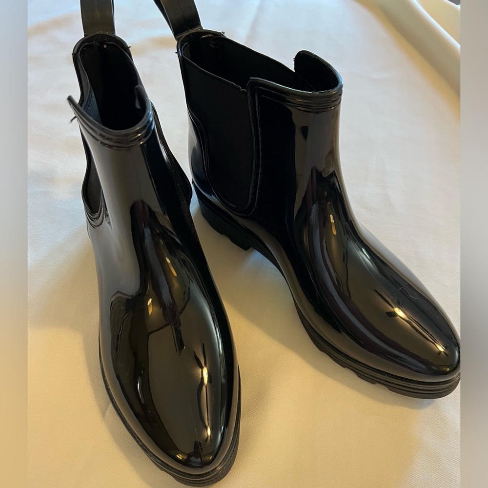 NWOB~ Capelli New York Ladies Shiny Jelly Rain Boot, size 11